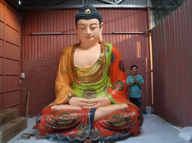 Chọn Tượng Bổn Sư Thích Ca Composite dáng đứng hay ngồi? Ý nghĩa từng dáng